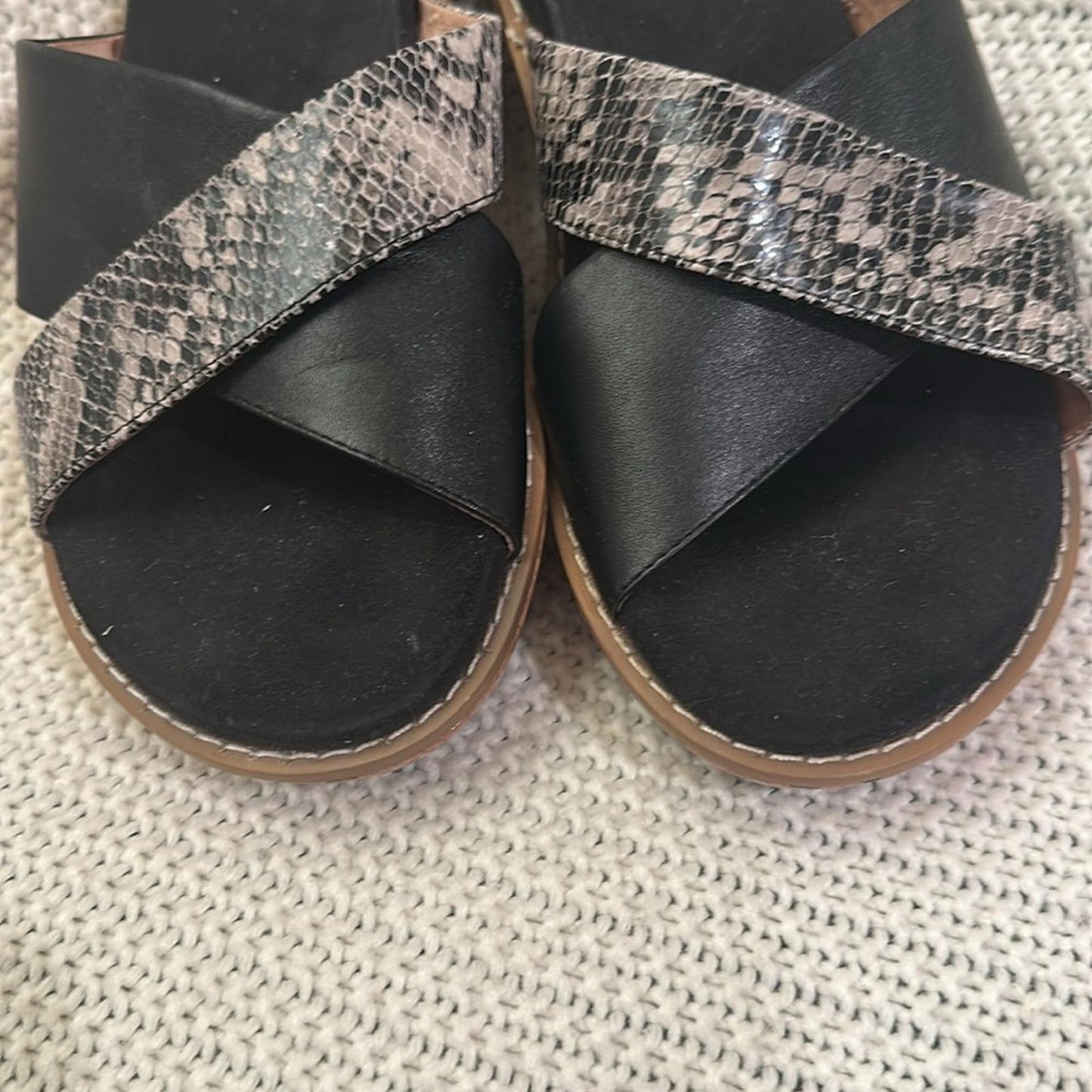 VIONIC Women's size 8 Black and Brown Sandals