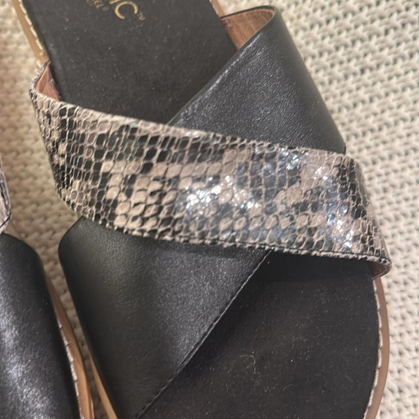 VIONIC Women's size 8 Black and Brown Sandals