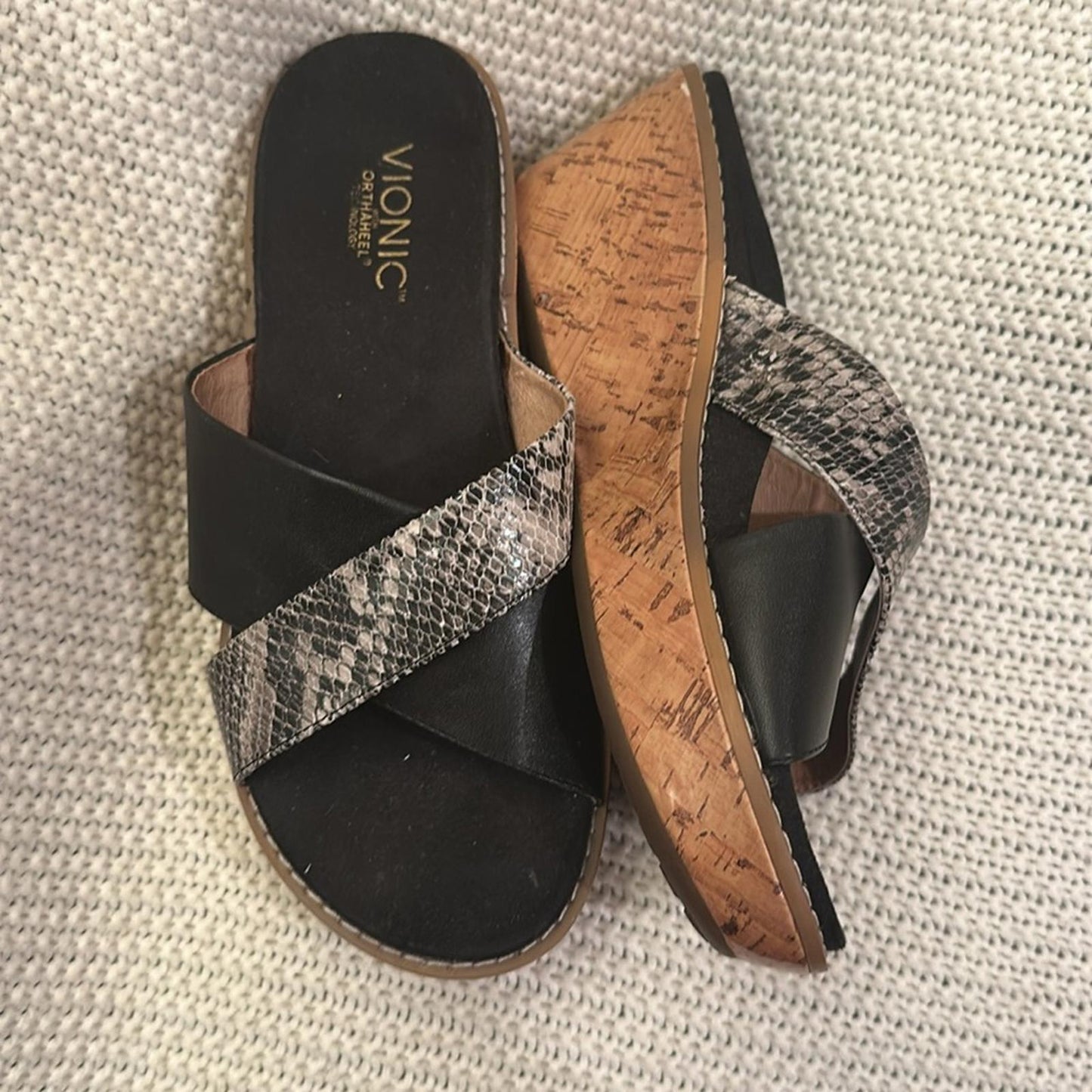 VIONIC Women's size 8 Black and Brown Sandals