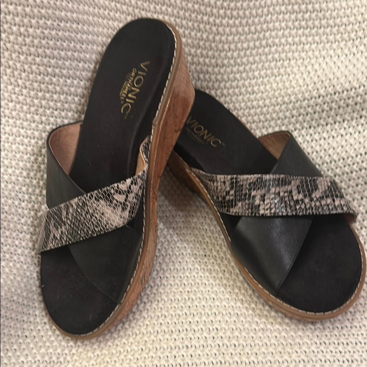 VIONIC Women's size 8 Black and Brown Sandals